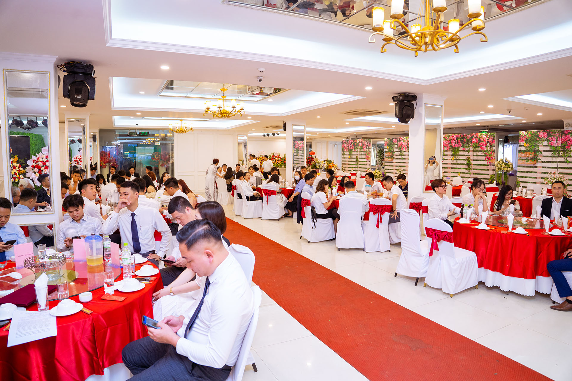 Top 10 nhà hàng tổ chức Year End Party Hà Nội tốt nhất