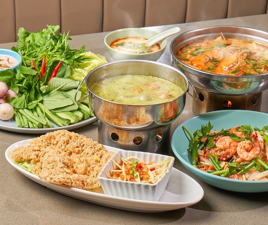 Món gỏi cá trê chiên xù và canh tom yum Mak Mak được nhiều thực khách đánh giá cao